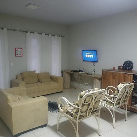 Casa Com 03 Quartos Tendo 02 Com Ar Condicionado No Asfalto A 1,5 Km Do Centro ชาปาดา ดอส กิมาไรส์ ภายนอก รูปภาพ